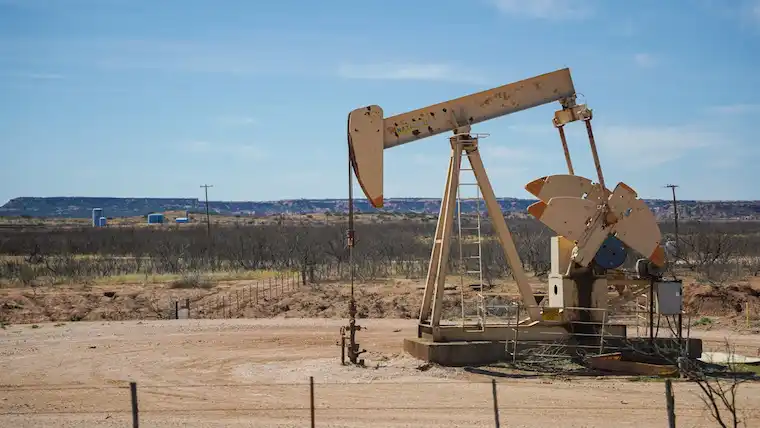 Laser Cleaning Pumpjack Extracting Oil